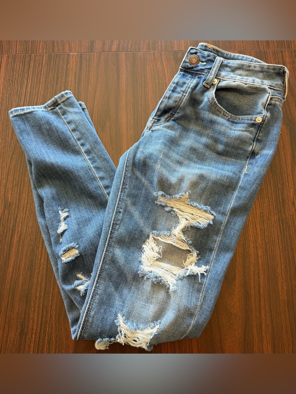 American Eagle Women’s Light Wash Distressed Skinny Jeans Size 00
